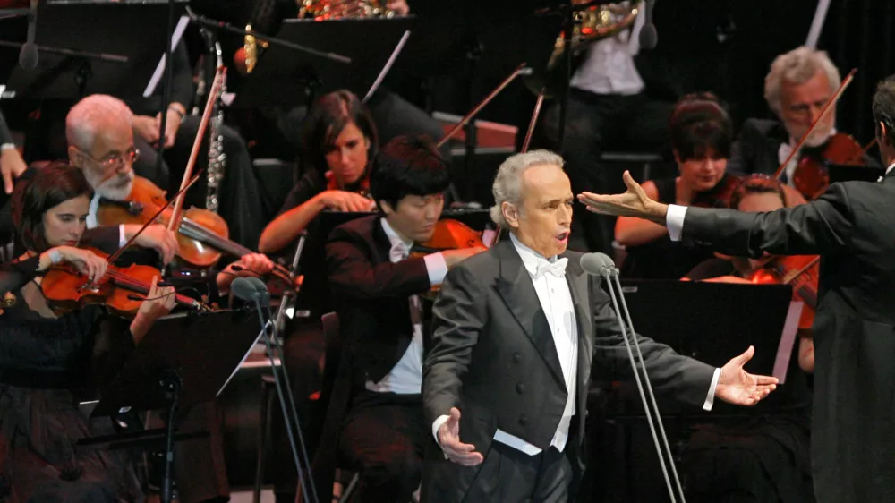 španski operni pevec tenorist Jose Carreras - gala koncert - nastopil svetovno znani španski tenorist Jose Carreras katerega je spremljal simfonični orkester RTV Slovenija pod taktirko dirigenta Davida Gimeneza, posebna gostja koncerta pa je bila irska sopranistka Celine Byrne.///FOTO: Luka Cjuha