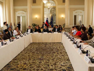 - Luka Omladič, državni sekretar,- Simon Maljevac, minister za solidarno prihodnost,- Luka Mesec, minister za delo in socialne zadeve,- dr. Robert Golob, predsednik vlade RS, - 09.09.2025. - Posvet pri Predsedniku vlade Robertu Golobu o dolgotrajni oskrbi.//FOTO: Bojan Velikonja