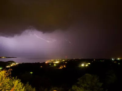 ﻿Strele, nevihta, neurje, globalno segrevanje ozračja, metereologija- 03.08.2019 – Nevihta nad Tržaškim in Piranskim zalivom v Severnem jadranu. //FOTO: Bojan Velikonja