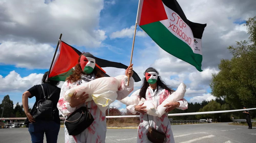 07 September 2025, Spain, O Corgo: Pro-Palestinian activists attempt to cut the road during the 15th stage of the Vuelta a Espana cycling race. It occurs in the 15th stage of the Vuelta a Espana cycling race, 167.8 km from Vegadeo to Monforte de Lemos. Photo: Carlos Castro/EUROPA PRESS/dpa