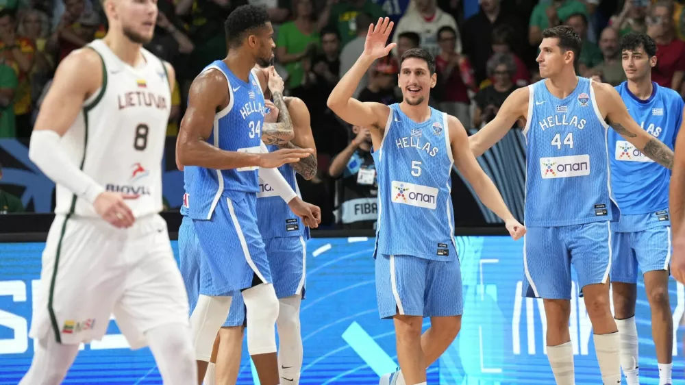 Basketball - FIBA EuroBasket 2025 - Quarter Finals - Lithuania v Greece - Xiaomi Arena, Riga, Latvia - September 9, 2025 Greece's Giannoulis Larentzakis, Giannis Antetokounmpo and teammates celebrate after the match REUTERS/Ints Kalnins