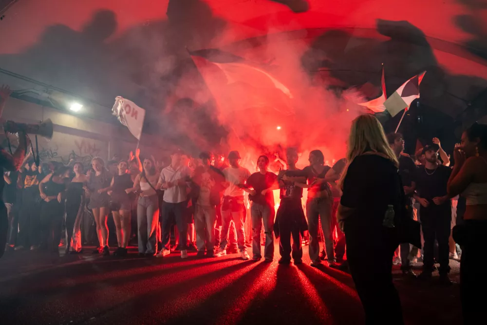 09 September 2025, Italy, Rome: People light flares during a march in solidarity with the Global Sumud Flotilla after one of the vessels was attacked by a drone while in Tunisian waters. Photo: Marco Di Gianvito/ZUMA Press Wire/dpa / Foto: Marco Di Gianvito