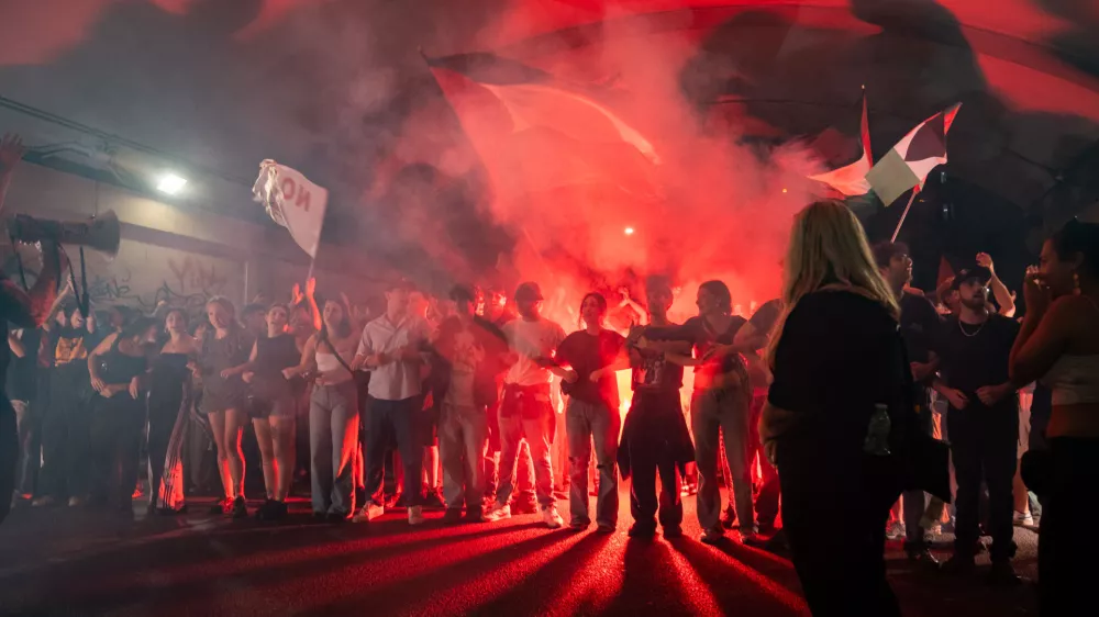 09 September 2025, Italy, Rome: People light flares during a march in solidarity with the Global Sumud Flotilla after one of the vessels was attacked by a drone while in Tunisian waters. Photo: Marco Di Gianvito/ZUMA Press Wire/dpa / Foto: Marco Di Gianvito