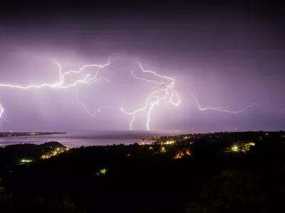 ﻿Strele, nevihta, neurje, globalno segrevanje ozračja, metereologija- 03.08.2019 – Nevihta nad Tržaškim in Piranskim zalivom v Severnem jadranu. //FOTO: Bojan Velikonja