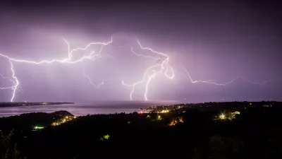 ﻿Strele, nevihta, neurje, globalno segrevanje ozračja, metereologija- 03.08.2019 – Nevihta nad Tržaškim in Piranskim zalivom v Severnem jadranu. //FOTO: Bojan Velikonja