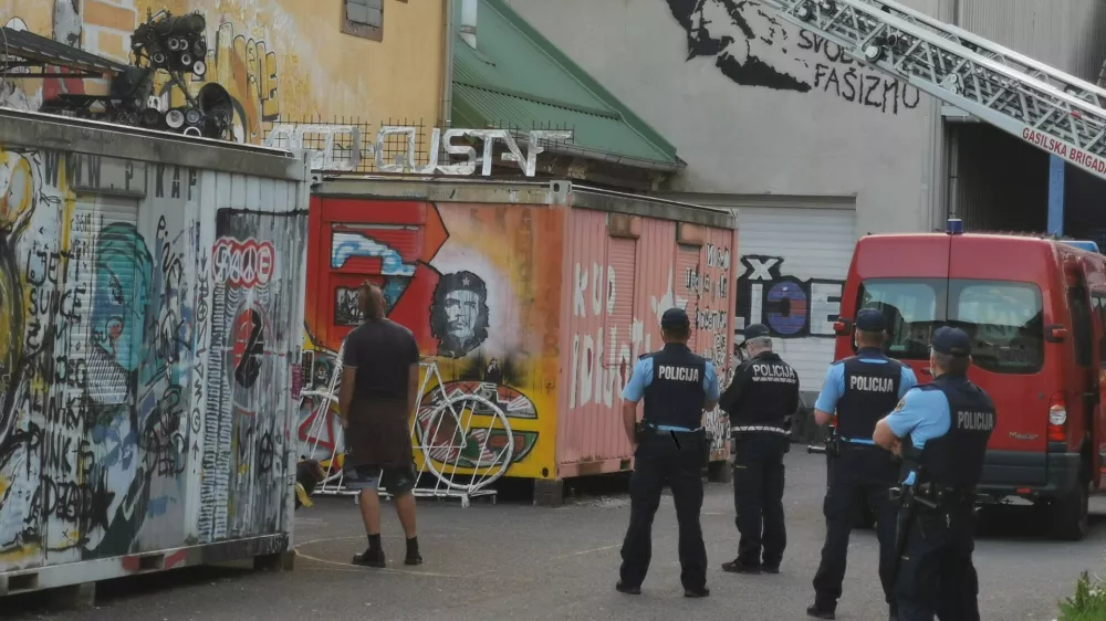 ﻿Brisanje grafita, Janez Janša, v KC Pekarna Maribor