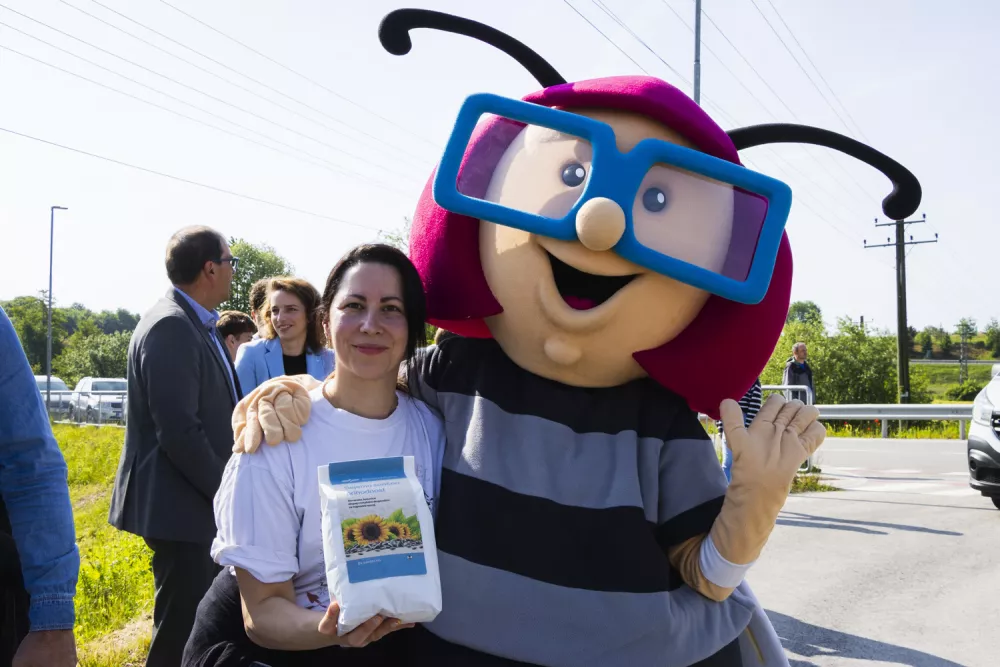 Tamara Sever, sodelavka v Sektorju za marketing, komuniciranje in mednarodne odnose: &raquo;Projekt je bil zame posebno doživetje, saj sem skrbela za komunikacijski in izvedbeni del ter od blizu spremljala, kako povezuje ljudi. Čudovito je, da je, poleg sončnic, projekt prinesel tudi nova poznanstva in lepo izku&scaron;njo. S sodelovanjem občin in sodelavcev smo pokazali, da trajnostna prihodnost ni le nekaj napisanega na papirju, ampak da jo znamo z majhnimi koraki skupaj graditi.&laquo; (Foto: Slovenske železnice)