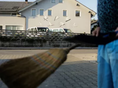 - simbolična fotografija - stavba SZS - Smučarska zveza Slovenije, Podutiška cesta 146, čiščenje, pometanje, metla  - //FOTO: Bojan Velikonja
