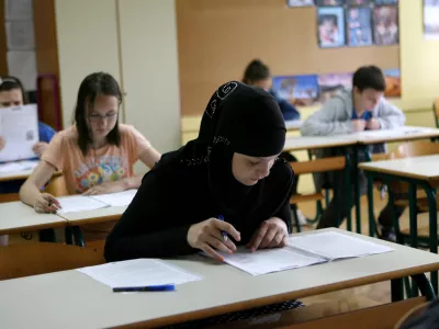 ﻿- Osnovna šola Bičevje v Ljubljani - razred - učilnica - osnovnošolci - učenci - šolstvo - tujci v Sloveniji - naglavna ruta - muslimani - - 07.05.2015 - Nacionalno preverjanje znanja (NPZ) v osnovnih šolah - pisno preverjanje znanja iz maternega jezika za učence 6. in 9. razreda //FOTO: Tomaž Skale