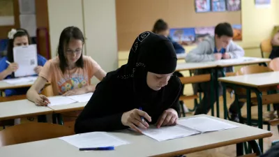 - Osnovna šola Bičevje v Ljubljani - razred - učilnica - osnovnošolci - učenci - šolstvo - tujci v Sloveniji - naglavna ruta - muslimani - - 07.05.2015 - Nacionalno preverjanje znanja (NPZ) v osnovnih šolah - pisno preverjanje znanja iz maternega jezika za učence 6. in 9. razreda //FOTO: Tomaž Skale