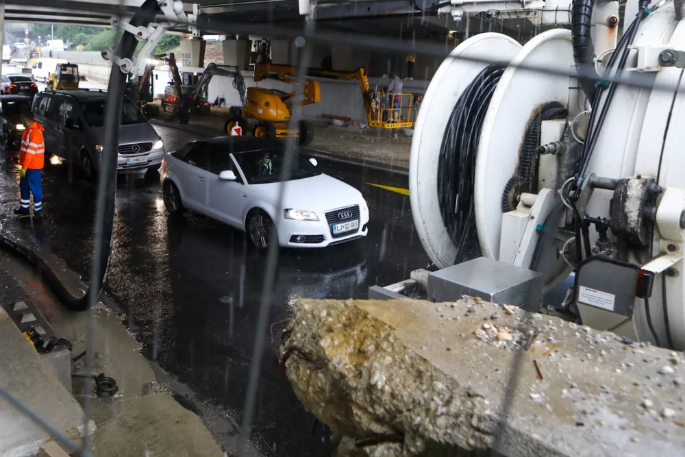 10.9.2025 - Podvoz Dunajska cesta - gradbišče - črpanje vode VO KA - dež deževjeFoto: Luka Cjuha