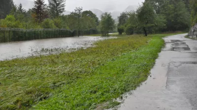 Kostel.Kolpa poplavlja ob cesti Kostel-Osilnica.