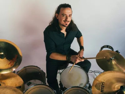 Bobnar pri bendu RAI, Maj Kobilica