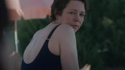 Olivia Colman kot Leda v filmu, ki so ga posneli po romanu Izgubljena hči. Foto: Wikipedia 