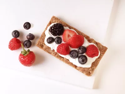 Otroci lahko na krekar zložijo poljubno sadje. F iStock