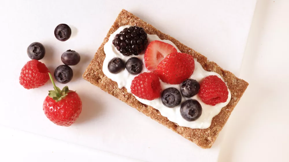 Otroci lahko na krekar zložijo poljubno sadje. F iStock