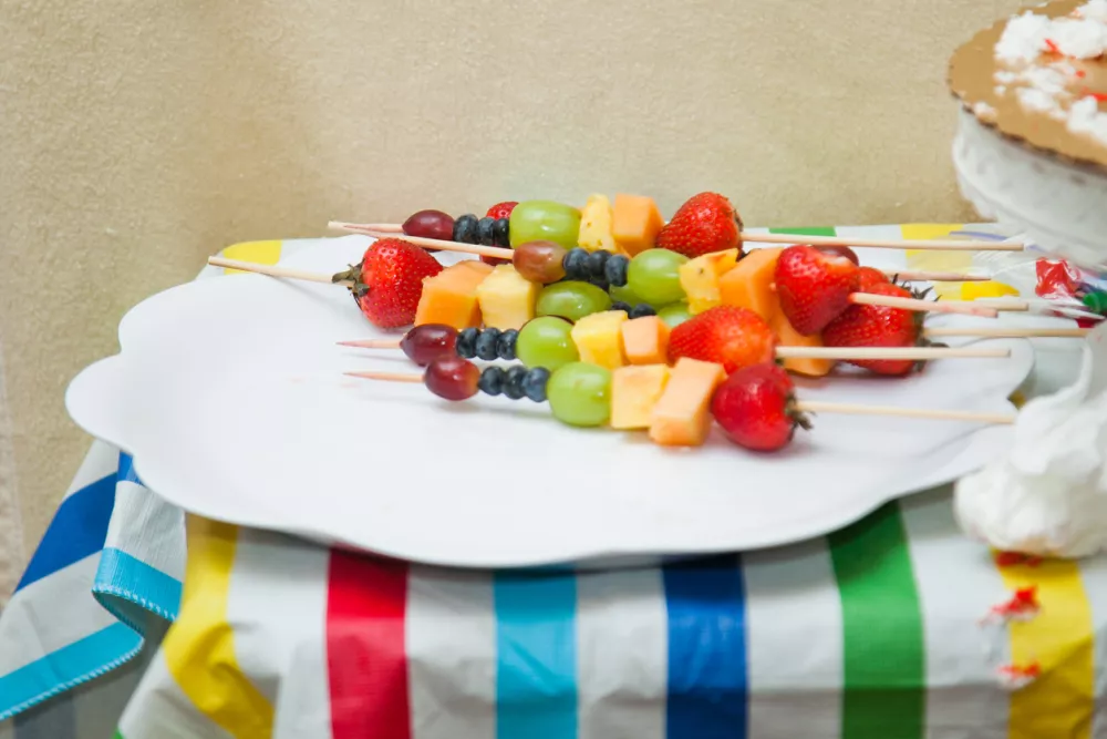 Med nabadanjem sadja na lesno palčko otroci trenirajo tudi finomotoriko. F iTSock