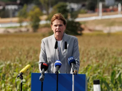 Log-Dragomer.Slovesnost ob koncu projekta izgradnje avtocestnega prikljucka Dragomer na primorski avtocesti med Brezovico in Vrhniko.Ministrica za infrastrukturo Alenka Bratusek.