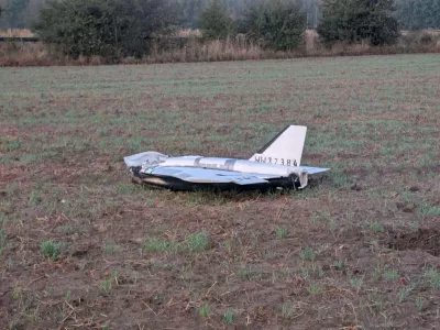 A damaged drone lies after falling in the eastern Polish village of Czosnowka, in this picture obtained from social media, in Czosnowka, Poland, September 10, 2025. Dariusz Stefaniuk/via REUTERS THIS IMAGE HAS BEEN SUPPLIED BY A THIRD PARTY. MANDATORY CREDIT. NO RESALES. NO ARCHIVES. BEST QUALITY AVAILABLE. Verification: Reuters was able to independently verify the location the photos were taken from vegetation and telegraph poles that matched verified media coverage from the area and Street View imagery. Reuters was able to independently verify the date by multiple reports and aftermath footage. Additionally, drone identification number appears in multiple images. / Foto: Dariusz Stefaniuk