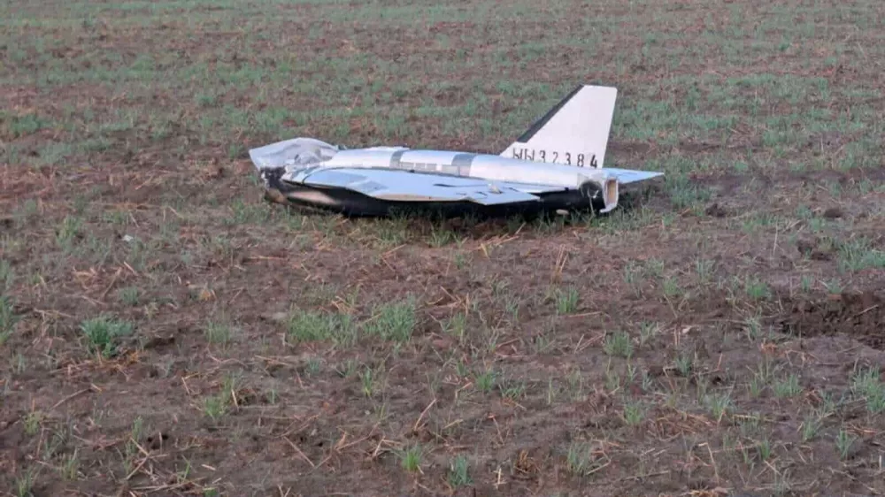 A damaged drone lies after falling in the eastern Polish village of Czosnowka, in this picture obtained from social media, in Czosnowka, Poland, September 10, 2025. Dariusz Stefaniuk/via REUTERS THIS IMAGE HAS BEEN SUPPLIED BY A THIRD PARTY. MANDATORY CREDIT. NO RESALES. NO ARCHIVES. BEST QUALITY AVAILABLE. Verification: Reuters was able to independently verify the location the photos were taken from vegetation and telegraph poles that matched verified media coverage from the area and Street View imagery. Reuters was able to independently verify the date by multiple reports and aftermath footage. Additionally, drone identification number appears in multiple images. / Foto: Dariusz Stefaniuk