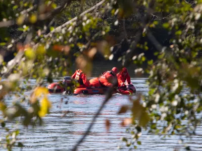 - Gasilci, reševalni čoln, Kolpa,- Skupna vaja reševanja iz vode reševalcev iz Občine Črnomelj in Duga Resa iz Hrvaške,- 23.09.2024. - Dan Interreg sodelovanja 2024 s predstavitvijo projekta Hitro 2 namenjenemu kriznemu sodelovanju obmejnih področij Slovenije in Hrvaške ob Podpori EU sredstev.//FOTO: Bojan Velikonja
