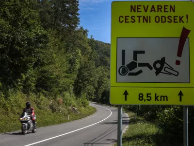 ﻿- 16.08.2016 - cesta Podpeč - Rakitna - nov prometni znak - pozor motoristi - nevarni cestni odsek  //FOTO: Luka Cjuha.