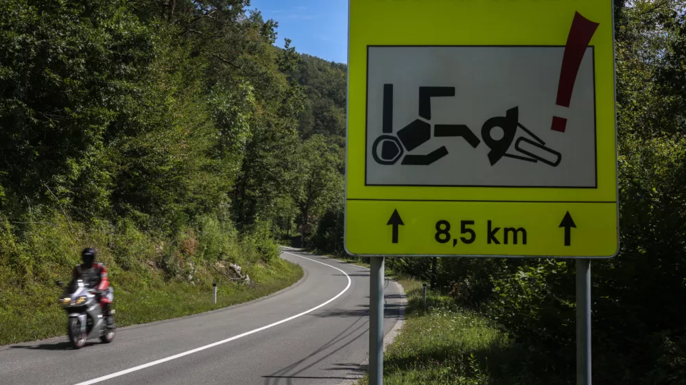 ﻿- 16.08.2016 - cesta Podpeč - Rakitna - nov prometni znak - pozor motoristi - nevarni cestni odsek  //FOTO: Luka Cjuha.
