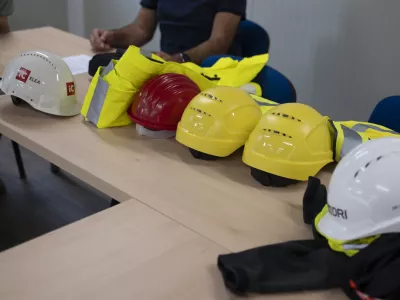 železniška postaja Ljubljanadelavcivarnost pri delu29.08.2025 - Ozelenjevanju nadstrešnic nad železniškimi peroni - gradbišče - gradnja glavne železniške postaja LjubljanaFoto: Nik Erik Neubauer 