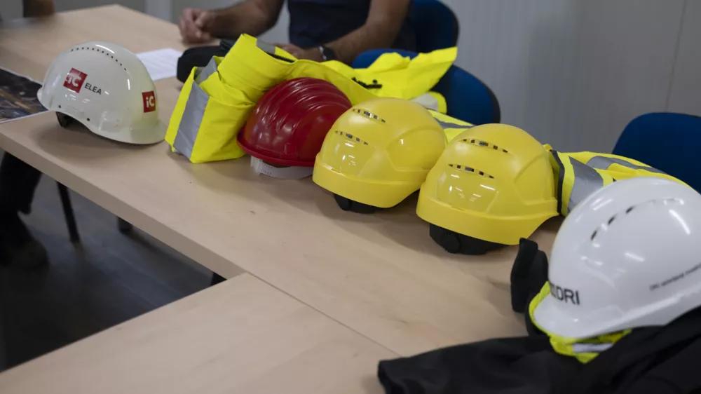 železniška postaja Ljubljanadelavcivarnost pri delu29.08.2025 - Ozelenjevanju nadstrešnic nad železniškimi peroni - gradbišče - gradnja glavne železniške postaja LjubljanaFoto: Nik Erik Neubauer 