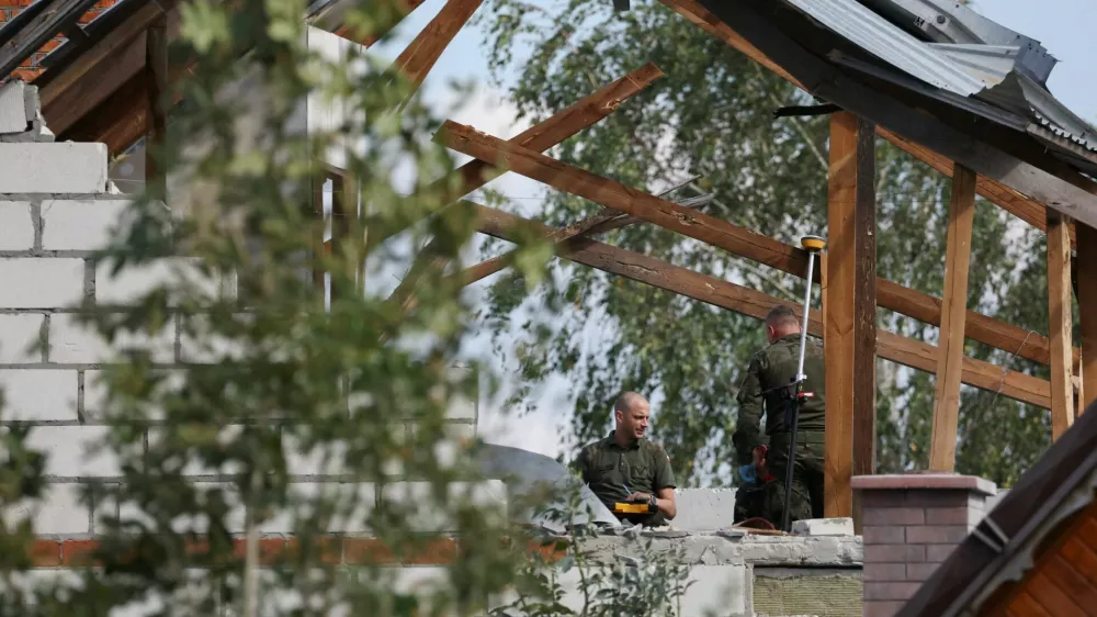 Polish Army members inspect a damaged house, with snapped roof beams and collapsed brick wall, after Russian drones violated Polish airspace during an attack on Ukraine and some were shot down by Poland, in Wyryki-Wola, Lublin Voivodeship, Poland, September 10, 2025. REUTERS/Kacper Pempel   REFILE - CORRECTING LOCATION FROM "WYRYKI" TO "WYRYKI-WOLA".