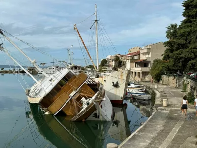 Pri Omišu je na pol potonila turistična ladja Nerezine. 
