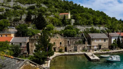 - Cestni odsek od Zadra proti Splitu.- Tribanj Lisarica,- Hrvaška,- 26.05.2025. - Reportaža o Jadranski magistrali ob 60. obletnici izgradnje in 70. obletnici začetka gradnje.- Jadranska magistrala, cesta, hrvaška obala.OPOMBA: ZA OBJAVO V OBJEKTIVU!//FOTO: Bojan Velikonja