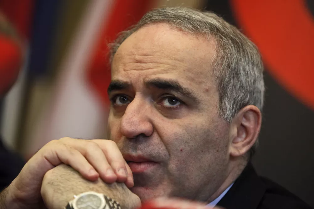 - nekdanji ruski šahovski velemojster Gari Kasparov, - podpis pisma o nameri za ustanovitev šahovske akademije v Mariboru in novinarska konferenca ob obisku šahovskega velemojstra Garija Kasparova//FOTO: Luka Cjuha