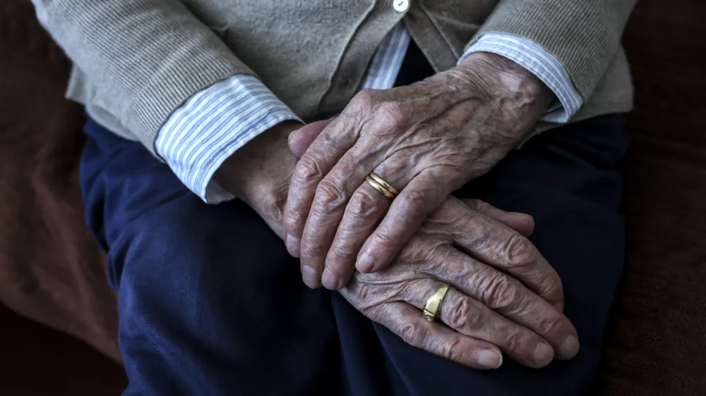 ﻿- simbolična fotografija - - 26.05.2016 - Dom starostnikov dr. Jožeta Potrča Poljčane, Enota Slovenska Bistrica -  - Reportaža za Dnevnikovo prilogo - POMOČ STAREJŠIM: Pripravljeni na starost! - tretje življensko obdobje - starejši občani - starostniki - upokojenci -  //FOTO: Jaka Gasar