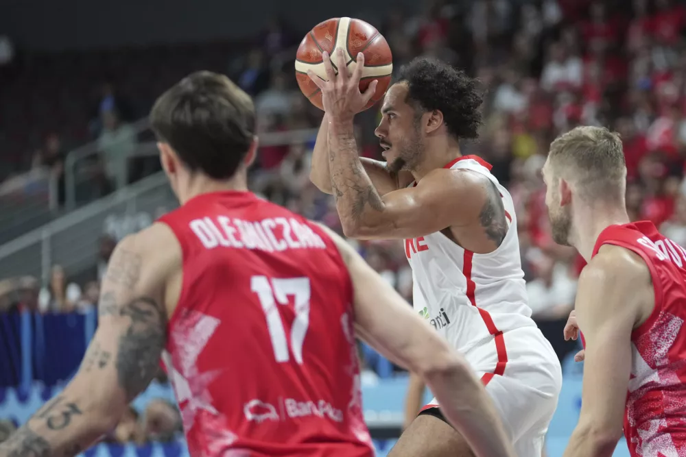 Turkey's Shane Larkin in action during the Eurobasket, European Basketball Championship quarter final match between Turkey and Poland at the Riga Arena in Riga, Latvia, Tuesday, Sept. 9, 2025. (AP Photo/Sergei Grits)