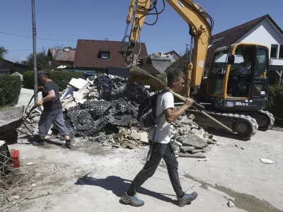 Ljubljana Sneberje- odpravljanje posledic poplav – sanacija škode -- 14.08.2023 - Dan solidarnosti in dela prost dan - najhujša naravna ujma v zgodovini Slovenije - prizadeti dve tretjini države - ujma - poplave – zemeljski plazovi – neurja – prostovoljci - //FOTO: Luka Cjuha