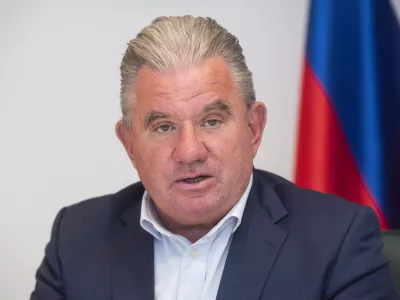 Ljubljana, Ministrstvo za okolje in prostor.Podpis pisma o nameri za vzpostavitev Gospodarskega logisticnega sredisca Feniks v Posavju.Minister za okolje in prostor Andrej Vizjak.