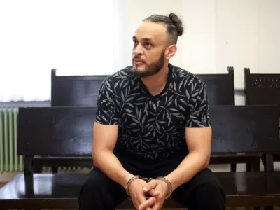 Vlomilca, ki ob alarmu ni niti trznil, opazoval prek nadzornih kamer