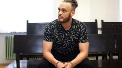 Vlomilca, ki ob alarmu ni niti trznil, opazoval prek nadzornih kamer