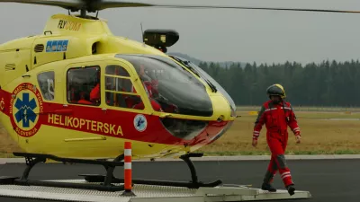 Helikopter - HNMP – helikopterska nujna medicinska pomoč - - predstavitev helikopterske nujne medicinske pomoči ob začetku rednega delovanja službe, - ekipa predstavila svoje delovanje in simulirala primer reševanja ponesrečenca s helikopterjem; pred novim vladnim hangarjem na letališču Brnik ,// FOTO: Luka CjuhaOPOMBA: ZA OBJAVO V ČASOPISU DNEVNIK