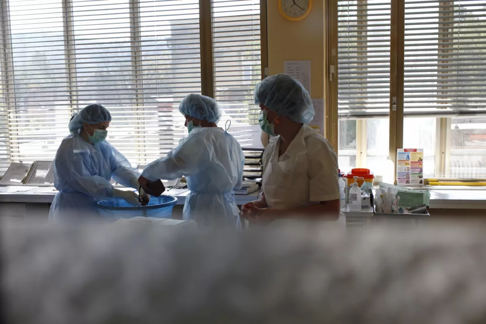 - ilustrativna fotografija - medicinske sestre - zdravstvo - zdravstvena nega - - Klinični oddelek za plastično, rekonstrukcijsko, estetsko kirurgijo in opekline - UKC Ljubljana //FOTO: Luka Cjuha