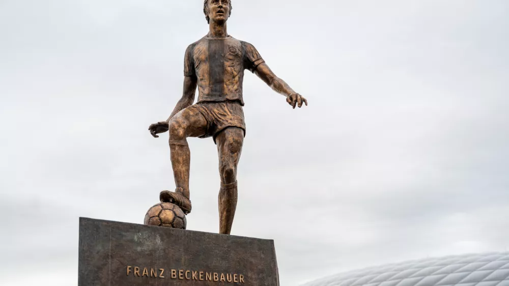 12 September 2025, Bavaria, Munich: The statue in honor of late German football player and managerFranz Beckenbauer is officially inaugurated outside the Allianz Arena. Photo: Leonie Asendorpf/dpa