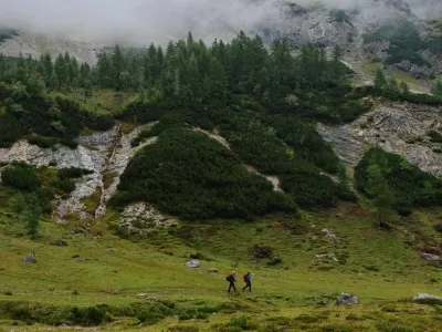 Gorski reševalci še naprej pregledujejo različne lokacije po Triglavu, ki bi jih pogrešana lahko obiskala. 