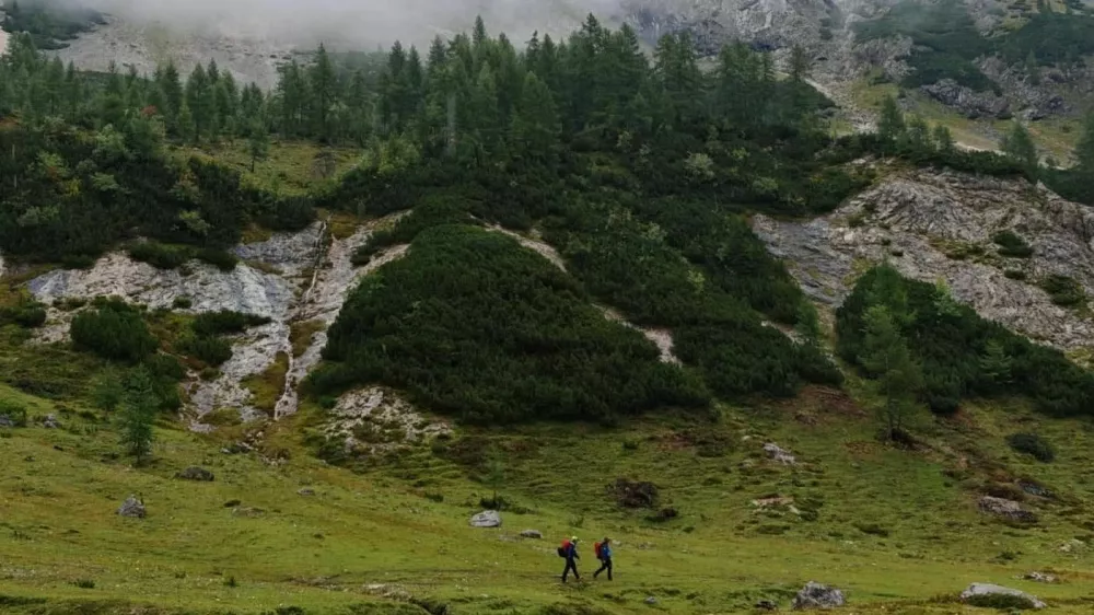 Gorski reševalci še naprej pregledujejo različne lokacije po Triglavu, ki bi jih pogrešana lahko obiskala. 