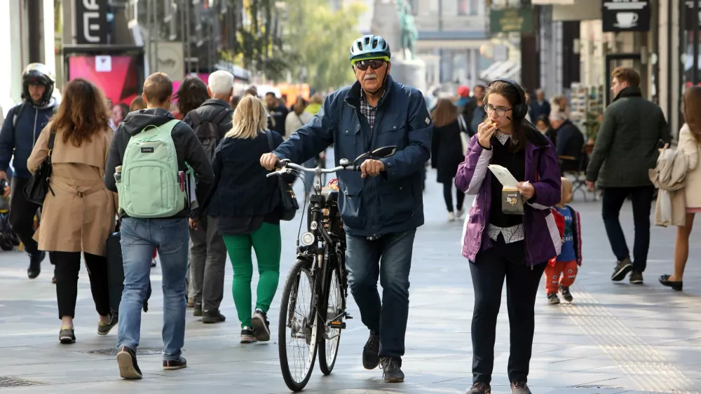 - kolesar in pešec Čopova ulica - - 05.10.2022 - prepoved vožnje za vsa motorna kolesa - peš cona v središču Ljubljane //FOTO: Tomaž Skale 
