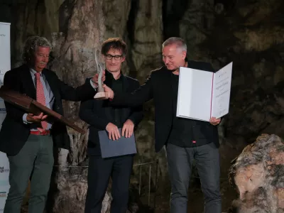 Sezana, jama Vilenica.Slovesna podelitev nagrade vilenica.Prejemnik nagrade vilenica, bolgarski literat Georgi Gospodinov.