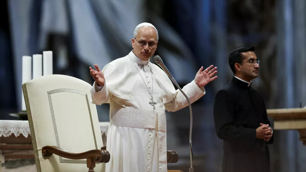Pope Leo XIV greets the Pilgrims from the Dioceses of Umbria at St. Peter's Basilica at the Vatican, September 13, 2025. REUTERS/Ciro De Luca