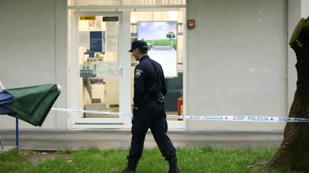 08.05.2025., Zagreb - Oko 7.15 sati maskirani pocinitelji pocinili su razbojnistvo uz prijetnju vatrenim oruzjem te otudjili novac u poslovnici Fine u Ulicu Hrvatskih iseljenika u Gajnicama. Policijski ocevid je u tijeku. Photo: Emica Elvedji/PIXSELL