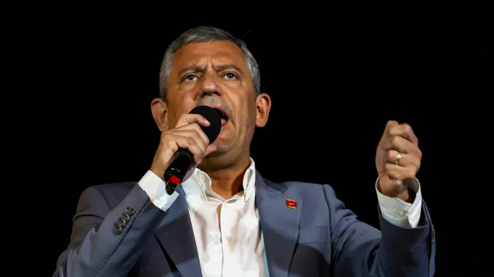 FILE PHOTO: Ozgur Ozel, leader of the main opposition Republican People's Party (CHP), gestures as he speaks during a rally protesting a recent court ruling that removed Ozgur Celik from the CHP's Istanbul provincial leadership, in Istanbul, Turkey, September 10, 2025. REUTERS/Umit Bektass/File Photo