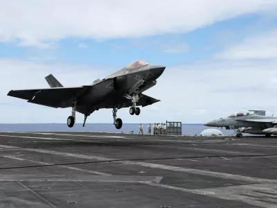 FILE PHOTO: A F-35 jet lands on the runway of the USS Carl Vinson aircraft carrier during the Rim of the Pacific (RIMPAC) military exercises about 100 miles south of Oahu, Hawaii, U.S. July 19, 2024. REUTERS/Marco Garcia/File Photo